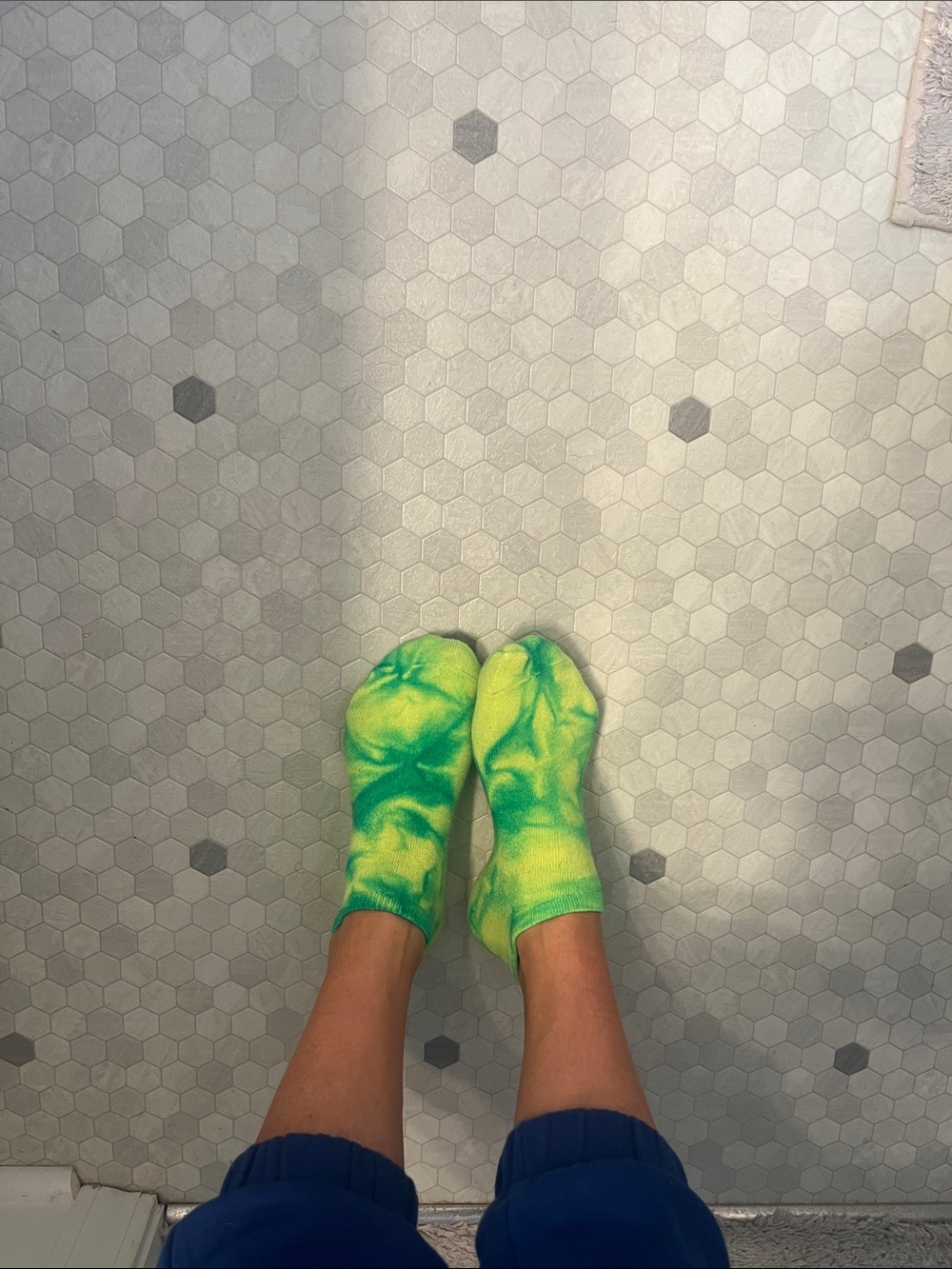 HUE Neon Yellow-Green Tie-Dye No-Show Bath Socks
